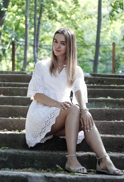 Chica cool en vestido blanco — Foto de Stock