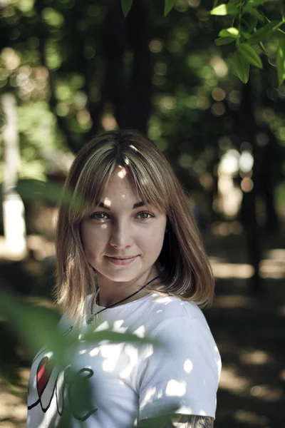 Leuk meisje in het park — Stockfoto