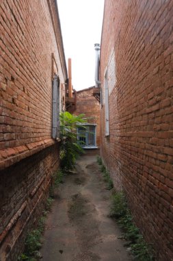 eski tuğla binalar arasında geçiş