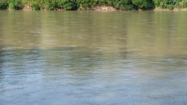écoulement lent d'une large rivière 