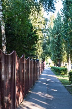 Birçok tesisi ile kahverengi demir çit boyunca geçen şehir, sokak