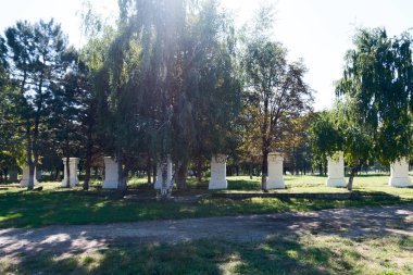 büyük ve güzel park, çitlerle çevrili beyaz sütunlarla