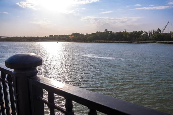 堤防から広い航行可能な川の眺め — ストック写真