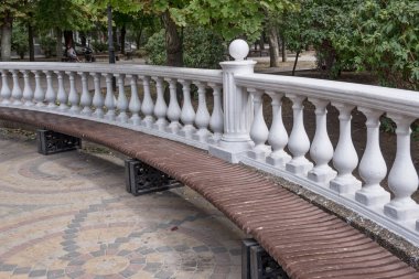 geri kalanı için parkta yuvarlak tezgah