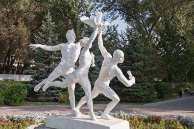 Rostov-on-Don, Rusya, dolgu üzerinde Olympians heykeli 09-23-2017 fotoğrafı