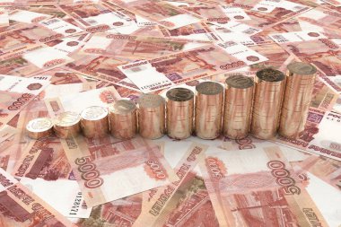 beş bin banknotlar 3d resimde bir merdiven ile kaplı on Rublesi sikke yığını