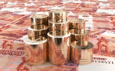 dokuz on-Rublesi sikke yığını düzgünce beş bin Rus banknotlar 3d çizim üzerinde katlanmış