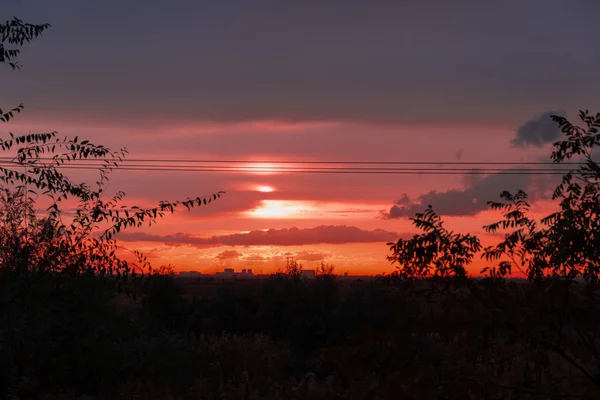 Schöner Roter Sonnenuntergang Bewölkten Himmel — Stockfoto