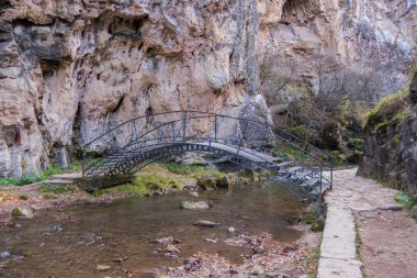 Küçük dağ nehir üzerinde eski demir köprü