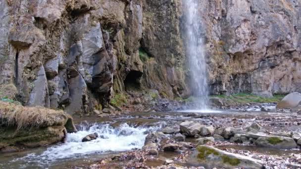 Malý Vodopád Protékající Kamenné Skály Oblast Stavropol Minerální Voda Medy — Stock video
