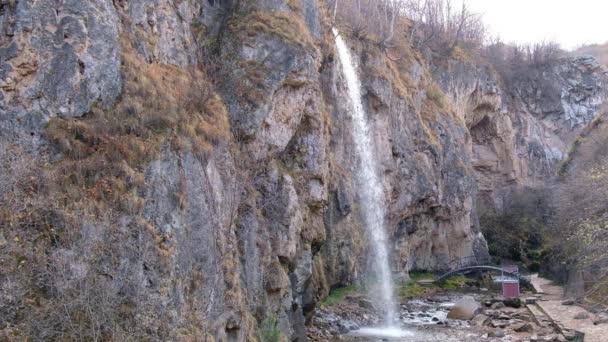 Malý Vodopád Protékající Kamenné Skály Oblast Stavropol Minerální Voda Medy — Stock video