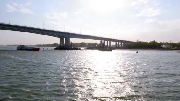 Barco Navegando Sob Uma Ponte Rio Don — Vídeo de Stock