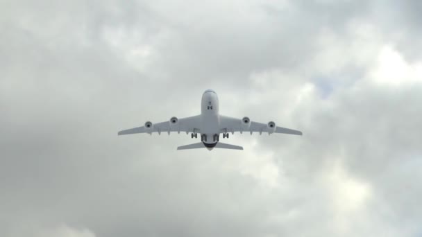 Avion Réaction Dans Ciel Nuageux — Video