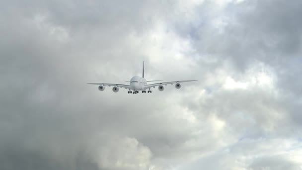 喷气式飞机在多云的天空 — 图库视频影像