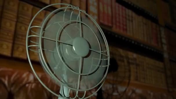 Eski Kitap Kütüphanede Çalışan Vintage Fan — Stok video
