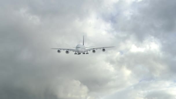 Straalvliegtuig Een Bewolkte Hemel — Stockvideo