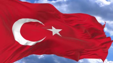 bayrak mavi gökyüzü Türkiye karşı rüzgarda sallayarak