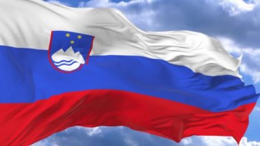 bayrak mavi gökyüzü Slovenya karşı rüzgarda sallayarak