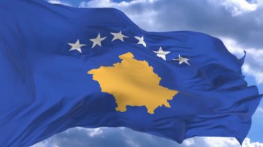 bayrak mavi gökyüzü Kosova karşı rüzgarda sallayarak