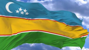 bayrak mavi gökyüzü Karakalpakstan karşı rüzgarda sallayarak