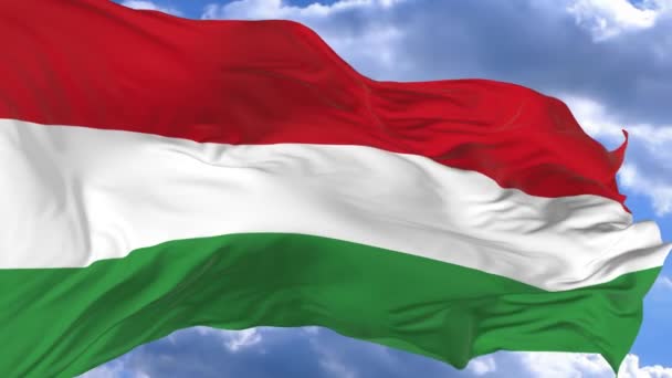 Флаг Размахивающий Ветру Против Голубого Неба Венгрия — стоковое видео