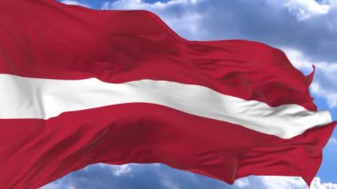 bayrak mavi gökyüzü Letonya karşı rüzgarda sallayarak