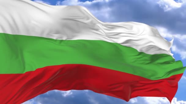 Флаг Размахивающий Ветру Против Голубого Неба Болгария — стоковое видео