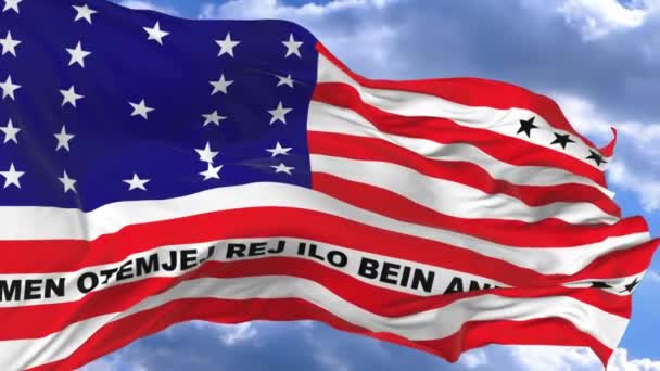 Flagge Weht Wind Gegen Das Bikini Atoll Blauen Himmel — Stockvideo