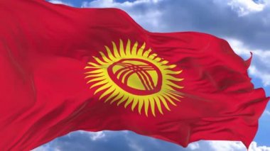 Kırgızistan 'ın mavi gökyüzüne karşı rüzgarda dalgalanan bayrak. Tarihi bayrak