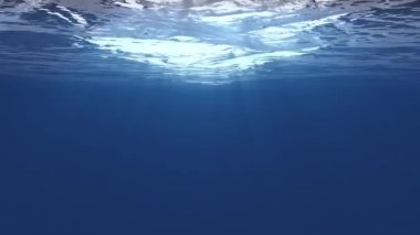 mavi okyanus derinliğe kadar su yüzeyi geçen güneş ışınları