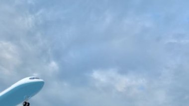 Mavi jet uçağı bulutlu gökyüzü 3d animasyon