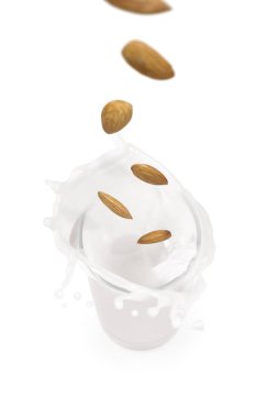 Badem içine bir bardak süt ile su sıçramalarına düşme