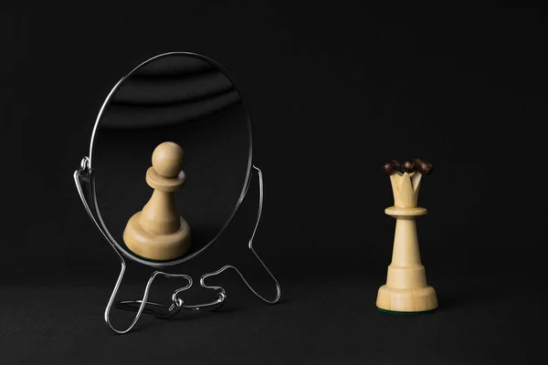 White Queen Sees White Pawn Mirror — Stock Photo, Image