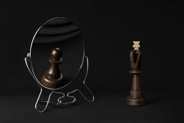 黑人国王在镜子里看到一个黑色的棋子 — 图库照片