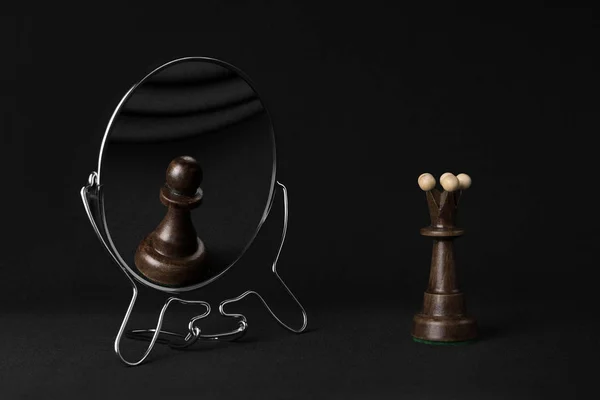 Black Queen Sees Black Pawn Mirror — Stock Photo, Image