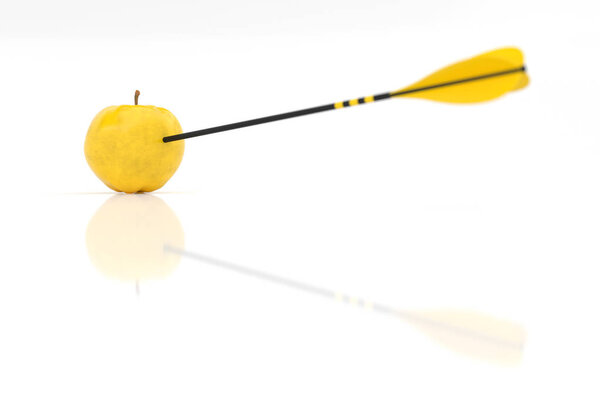 желтая стрелка попадает в желтое яблоко, 3d иллюстрация

