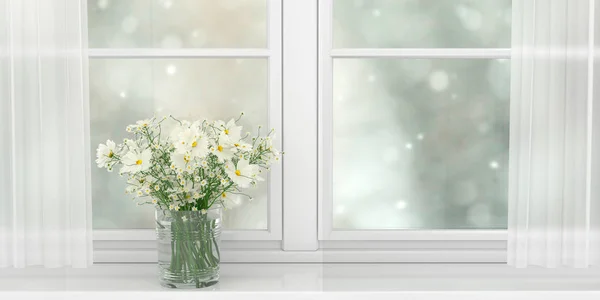 Strauß Schöner Weißer Gänseblümchen Die Auf Der Fensterbank Eines Breiten — Stockfoto