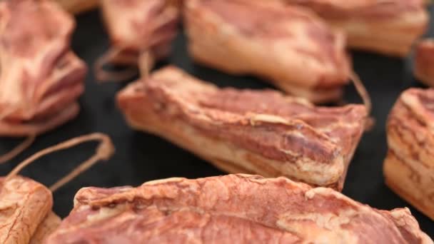 Câmera Move Lentamente Sobre Pedaços Apetitosos Carne Defumada — Vídeo de Stock