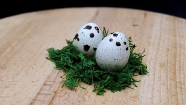 Περιστροφή Δύο Ορτύκια Αυγά Που Βρίσκονται Μια Σαλάτα Σιγά Σιγά — Αρχείο Βίντεο