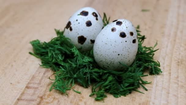 Περιστροφή Δύο Ορτύκια Αυγά Που Βρίσκονται Μια Σαλάτα Σιγά Σιγά — Αρχείο Βίντεο