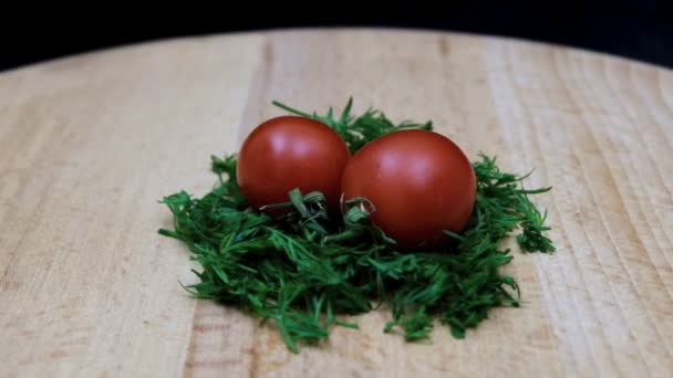 两个红色的西红柿躺在沙拉慢慢地在镜头前旋转 — 图库视频影像