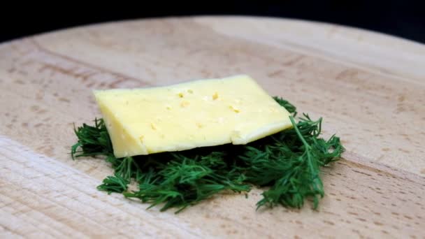 Morceau Fromage Couché Dans Une Salade Tourne Lentement Devant Caméra — Video