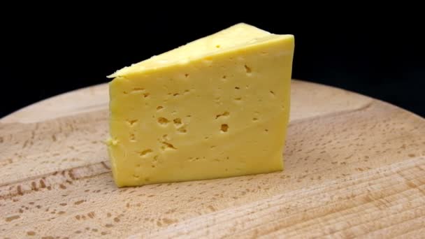 Peynir Salata Içinde Yavaş Yavaş Yalan Parçası Kamera Önünde Döner — Stok video
