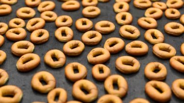 yuvarlak popo siyah bir masaya yayılmış bir dizi üzerinden kamera taşır