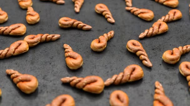 Kamera Bewegt Sich Über Eine Reihe Verdrehter Brötchen Die Auf — Stockvideo