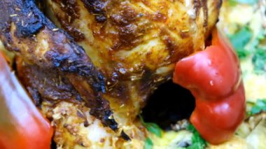 fırında pişirilen lezzetli sarhoş tavuk kamera önünde döner