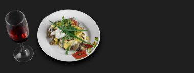 kırmızı şarap bir bardak yanında bir tabakta taze hazırlanmış Fransız eti