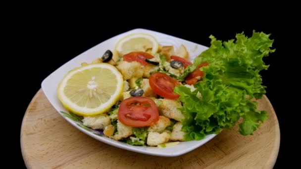 Salada Caesar Gira Frente Câmera Suporte Madeira — Vídeo de Stock