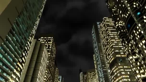 カメラは夜の街の通りに沿ってゆっくりと動き ひどい黒い空を持っている — ストック動画