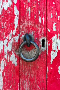 Yaşlı kırmızı boyalı kapı ile eski doorlock 